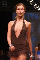 Модель с красивой грудью на показе CPM 2014