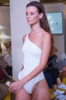 Модель в купальнике на выставке CPM 2018
