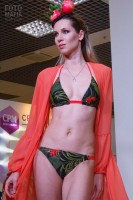 Модель в купальнике на показе CPM 2018