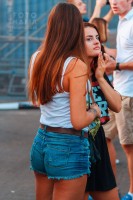 девушка в джинсовых шортиках на улице