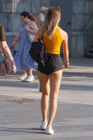 Девушка без лифчика в шортиках на улице