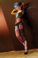 девушка в боди-арте на выставке Игромир 2013