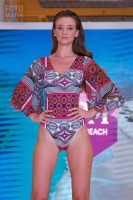 Модель на каблуках в купальнике