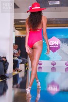Девушка в купальнике на выставке CPM 2018