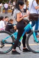 Девушка на велосипеде в леггинсах