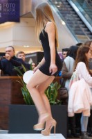 Участница кастинга Мисс Россия в мини на каблуках
