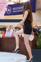 Участница кастинга Мисс Россия в мини на каблуках