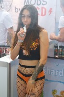 Девушка парит на Vapexpo 2018