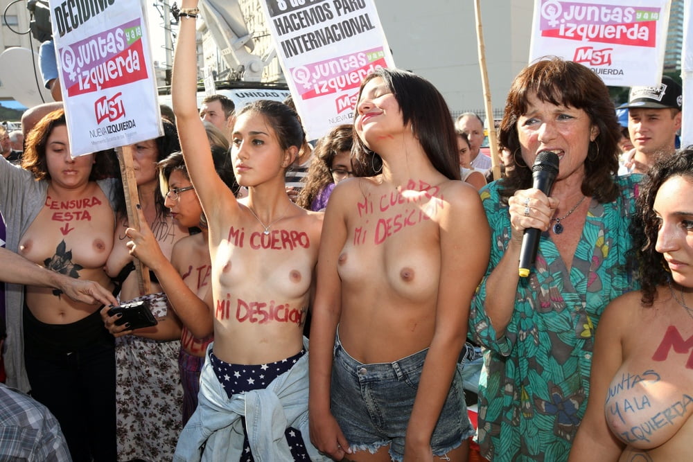 Девушки разделись на протесте