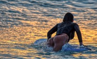 Сексуальная серфингистка в бикини