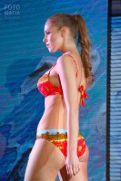 Модель в купальнике на показе Lingerie Fashion Weekend 2016