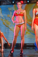 Модель в купальнике на показе Lingerie Fashion Weekend 2016