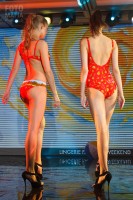 Модель в купальнике на показе Lingerie Fashion Weekend 2016