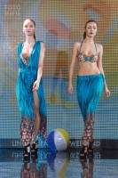 Девушка в купальнике на показе Lingerie Fashion Weekend