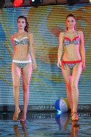 Модель в бикини на выставке Lingerie Fashion Weekend 2016