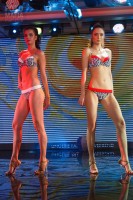 Модель в бикини на выставке Lingerie Fashion Weekend 2016