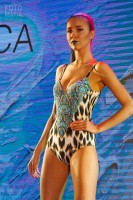 Модель в купальнике на показе Lingerie Fashion Weekend