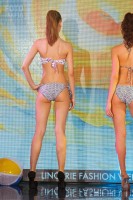 Модель в купальнике на показе Lingerie Fashion Weekend