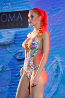 Модель бикини на выставке Lingerie Fashion Weekend