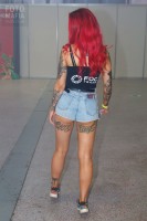 Девушка с красными волосами и татуировками