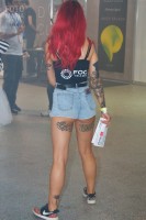 Девушка с красными волосами и татуировками