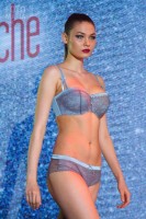 Девушка в нижнем белье на показе Lingerie Fashion Weekend 2016
