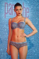 Девушка в нижнем белье на показе Lingerie Fashion Weekend 2016