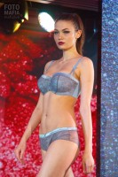 Девушка в нижнем белье на показе Lingerie Fashion Weekend 2016