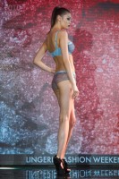 Девушка в нижнем белье на показе Lingerie Fashion Weekend 2016