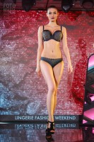 Девушка Lingerie Fashion Weekend на показе нижнего белья