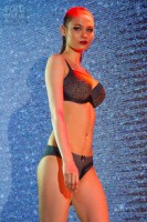 Модель на показе нижнего белья Lingerie Fashion Weekend