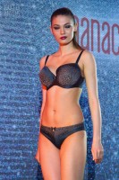 Девушка Lingerie Fashion Weekend на показе нижнего белья