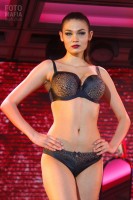 Девушка Lingerie Fashion Weekend на показе нижнего белья