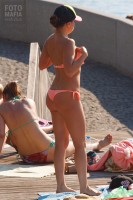 Подглядывание за девушкой на пляже в городе