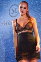 Девушка в нижнем белье на показе Lingerie Fashion Weekend