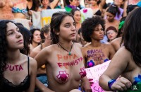 Девушка с голой грудью на протесте