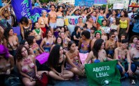 Топлес протест латинской девушки