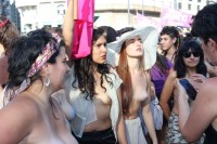 Девушка с голой грудью на протесте