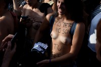 Топлес протест латинской девушки
