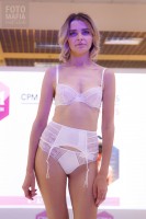 Стендистка позирует в белье на выставке CPM 2018