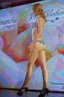 Модель нижнего белья на выставке Lingerie Fashion Weekend