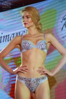 Девушка в белье на показе Lingerie Fashion Weekend