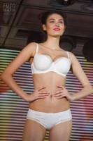 Девушка на показе Lingerie Fashion Weekend 2016