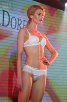 Модель на показе Lingerie Fashion Weekend