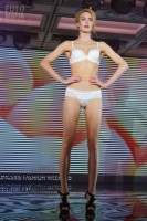 Модель на показе Lingerie Fashion Weekend