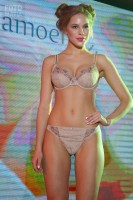 Модель в нижнем белье на выставке Lingerie Fashion Weekend