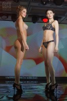 Модель в нижнем белье на выставке Lingerie Fashion Weekend