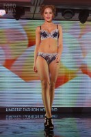 Девушка на показе нижнего белья Lingerie Fashion Weekend