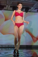 Девушка в нижнем белье на показе Lingerie Fashion Weekend 2016