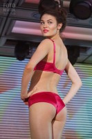 Девушка в нижнем белье на показе Lingerie Fashion Weekend 2016